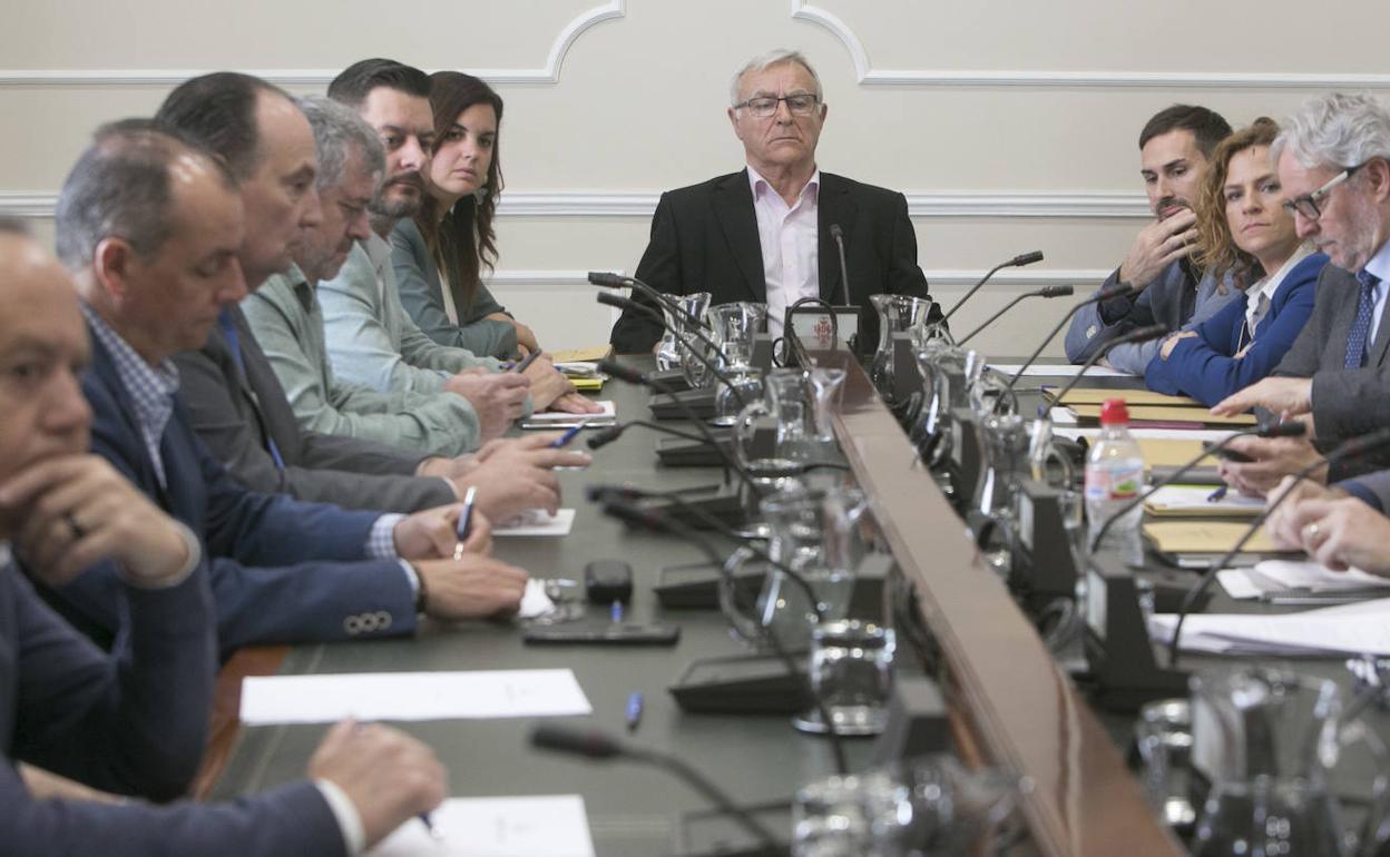 Reunion del alcalde de Valencia, Joan Ribo, con agentes económicos de la ciudad, este viernes.