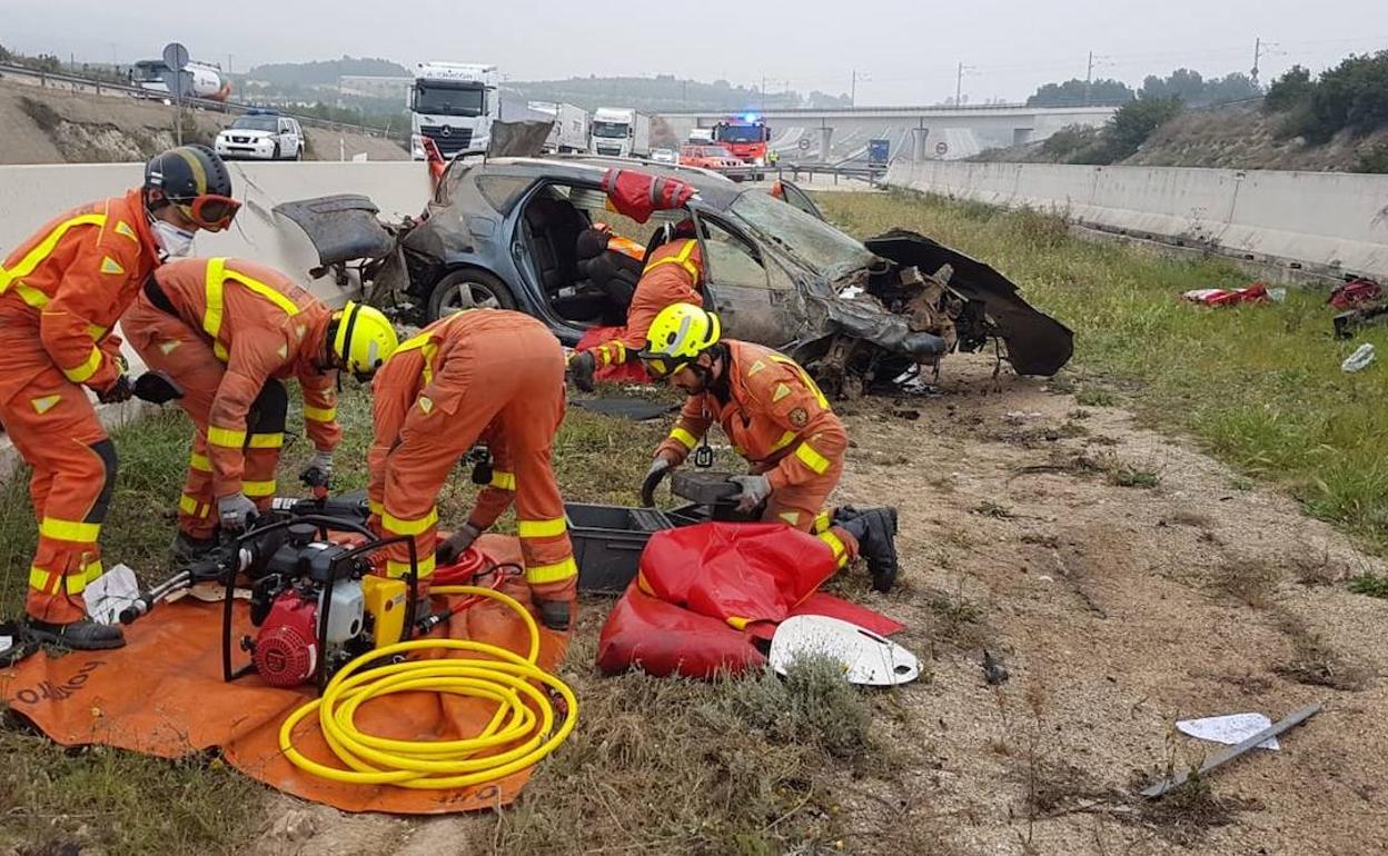 Efectivos de bomberos trabajan en el lugar del accidente. 