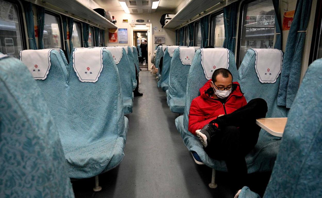 Un ciudadano chino, en el tren. 