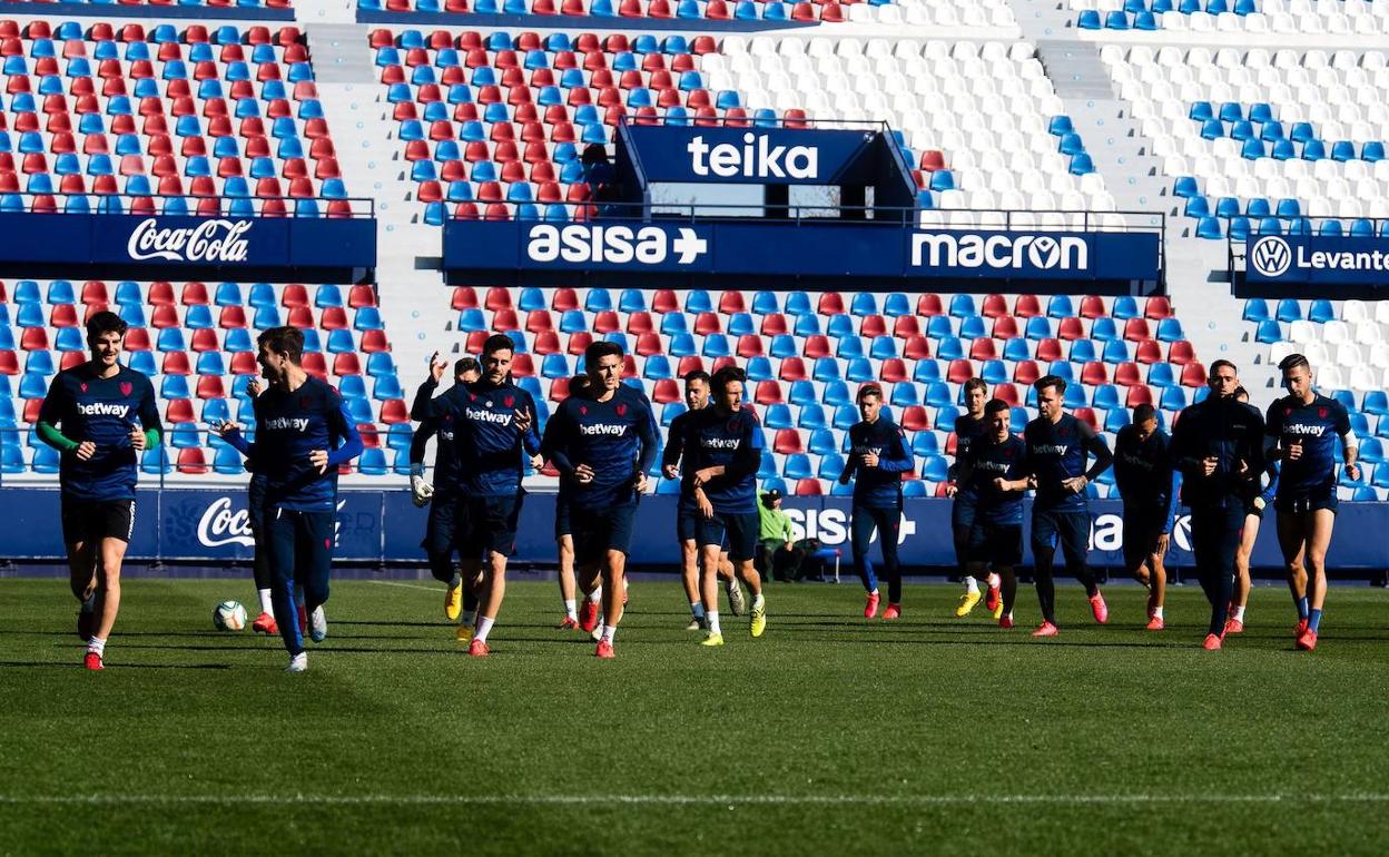 Los futbolistas del Levante, en la sesión de ayer celebrada en el Ciutat de València