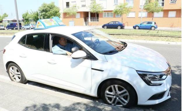 Un coche de autoescuela durante una práctica. 