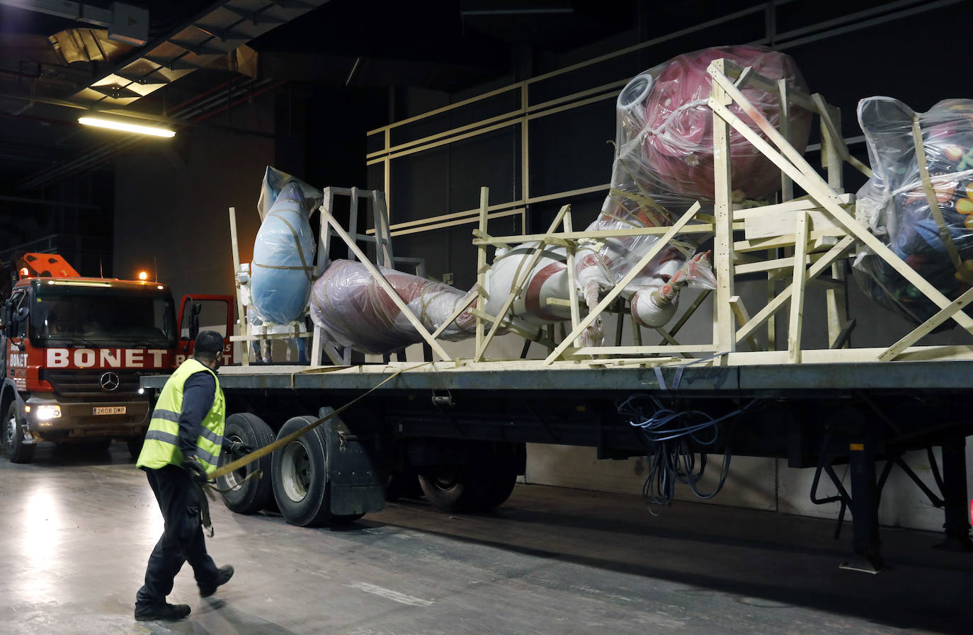 Las instalaciones de Feria Valencia han empezado a acoger, a última hora de este viernes, las piezas de distintas fallas de València que no habían sido aún plantadas en las calles y que permanecerán ahora resguardadas hasta el próximo mes de julio. Piezas de gran tamaño y de todos los colores y formas posibles han ido entrando paulatinamente a bordo de varios camiones en una de las grandes naves de Feria Valencia habilitadas expresamente para esta medida de urgencia, adoptada esta semana tras la decisión del aplazamiento de las Fallas ante la pandemia del coronavirus. Está previsto que distintas comisiones falleras lleven allí sus piezas más grandes hasta julio, cuando volverán a tomar las calles para la Plantà definitiva de los monumentos, que arderán el 19 de julio.