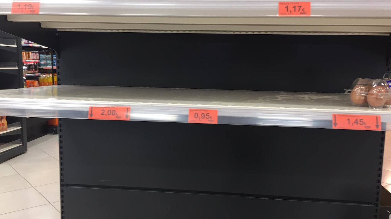 Algunos supermercados están notando ya falta puntual de algunos productos por la avalancha de compras producidas por el miedo a la epidemia del coronavirus. El papel higiénico, el agua embotellada, las legumbres, el arroz y las pastas son los productos más comprados estos días tanto por internet como en tienda, pero se repone por la tarde o al día siguiente, según ha asegurado el director general de la Asociación de Supermercados de la Comunitat Valenciana (Asucova), Pedro Reig, que ha apelado a la responsabilidad de los consumidores a la hora de hacer las compras. En la imagen, estanterías vacías en un supermercado de Canet d'en Berenguer. 