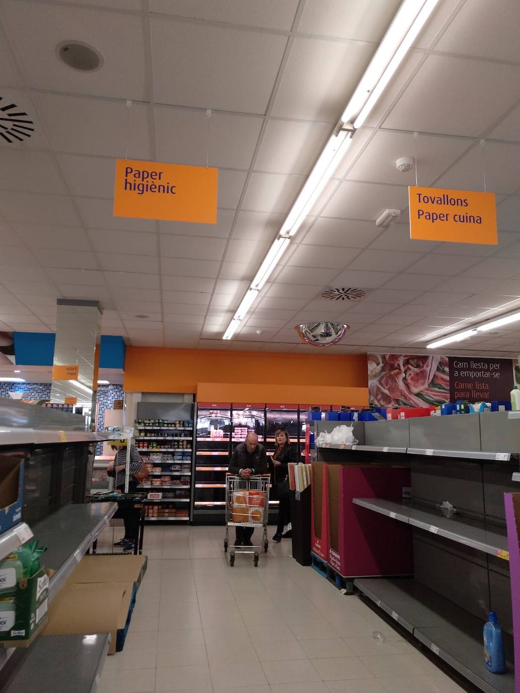 Algunos supermercados están notando ya falta puntual de algunos productos por la avalancha de compras producidas por el miedo a la epidemia del coronavirus. El papel higiénico, el agua embotellada, las legumbres, el arroz y las pastas son los productos más comprados estos días tanto por internet como en tienda, pero se repone por la tarde o al día siguiente, según ha asegurado el director general de la Asociación de Supermercados de la Comunitat Valenciana (Asucova), Pedro Reig, que ha apelado a la responsabilidad de los consumidores a la hora de hacer las compras. En la imagen, estanterías vacías en el supermercado Aldi de Torrent. 