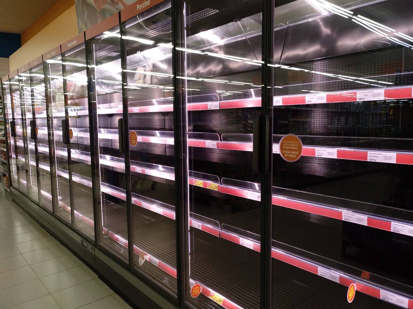 Algunos supermercados están notando ya falta puntual de algunos productos por la avalancha de compras producidas por el miedo a la epidemia del coronavirus. El papel higiénico, el agua embotellada, las legumbres, el arroz y las pastas son los productos más comprados estos días tanto por internet como en tienda, pero se repone por la tarde o al día siguiente, según ha asegurado el director general de la Asociación de Supermercados de la Comunitat Valenciana (Asucova), Pedro Reig, que ha apelado a la responsabilidad de los consumidores a la hora de hacer las compras. En la imagen, estanterías vacías en el supermercado Aldi de Torrent. 