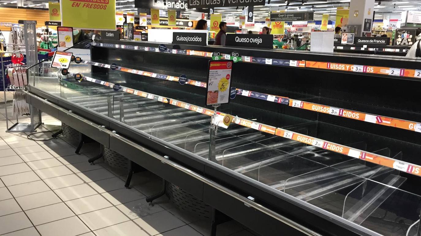 Algunos supermercados están notando ya falta puntual de algunos productos por la avalancha de compras producidas por el miedo a la epidemia del coronavirus. El papel higiénico, el agua embotellada, las legumbres, el arroz y las pastas son los productos más comprados estos días tanto por internet como en tienda, pero se repone por la tarde o al día siguiente, según ha asegurado el director general de la Asociación de Supermercados de la Comunitat Valenciana (Asucova), Pedro Reig, que ha apelado a la responsabilidad de los consumidores a la hora de hacer las compras. En la imagen, estanterías vacías en el supermercado Consum de Torrent. 