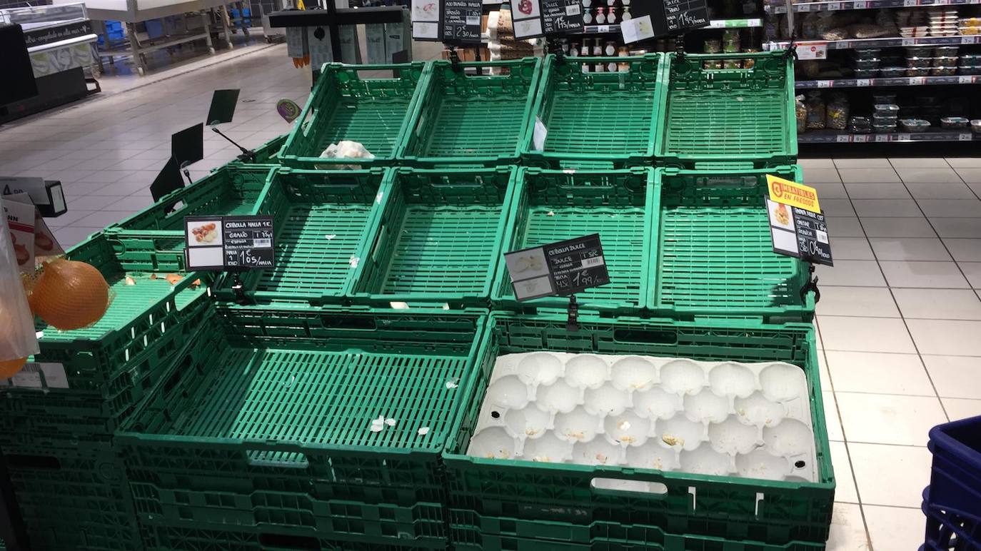 Algunos supermercados están notando ya falta puntual de algunos productos por la avalancha de compras producidas por el miedo a la epidemia del coronavirus. El papel higiénico, el agua embotellada, las legumbres, el arroz y las pastas son los productos más comprados estos días tanto por internet como en tienda, pero se repone por la tarde o al día siguiente, según ha asegurado el director general de la Asociación de Supermercados de la Comunitat Valenciana (Asucova), Pedro Reig, que ha apelado a la responsabilidad de los consumidores a la hora de hacer las compras. En la imagen, estanterías vacías en el supermercado Consum de Torrent. 