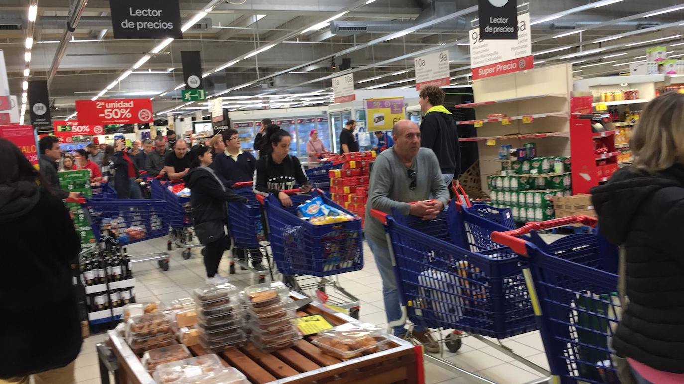 Algunos supermercados están notando ya falta puntual de algunos productos por la avalancha de compras producidas por el miedo a la epidemia del coronavirus. El papel higiénico, el agua embotellada, las legumbres, el arroz y las pastas son los productos más comprados estos días tanto por internet como en tienda, pero se repone por la tarde o al día siguiente, según ha asegurado el director general de la Asociación de Supermercados de la Comunitat Valenciana (Asucova), Pedro Reig, que ha apelado a la responsabilidad de los consumidores a la hora de hacer las compras. En la imagen, estanterías vacías en el supermercado Carrefour de El Manar. 