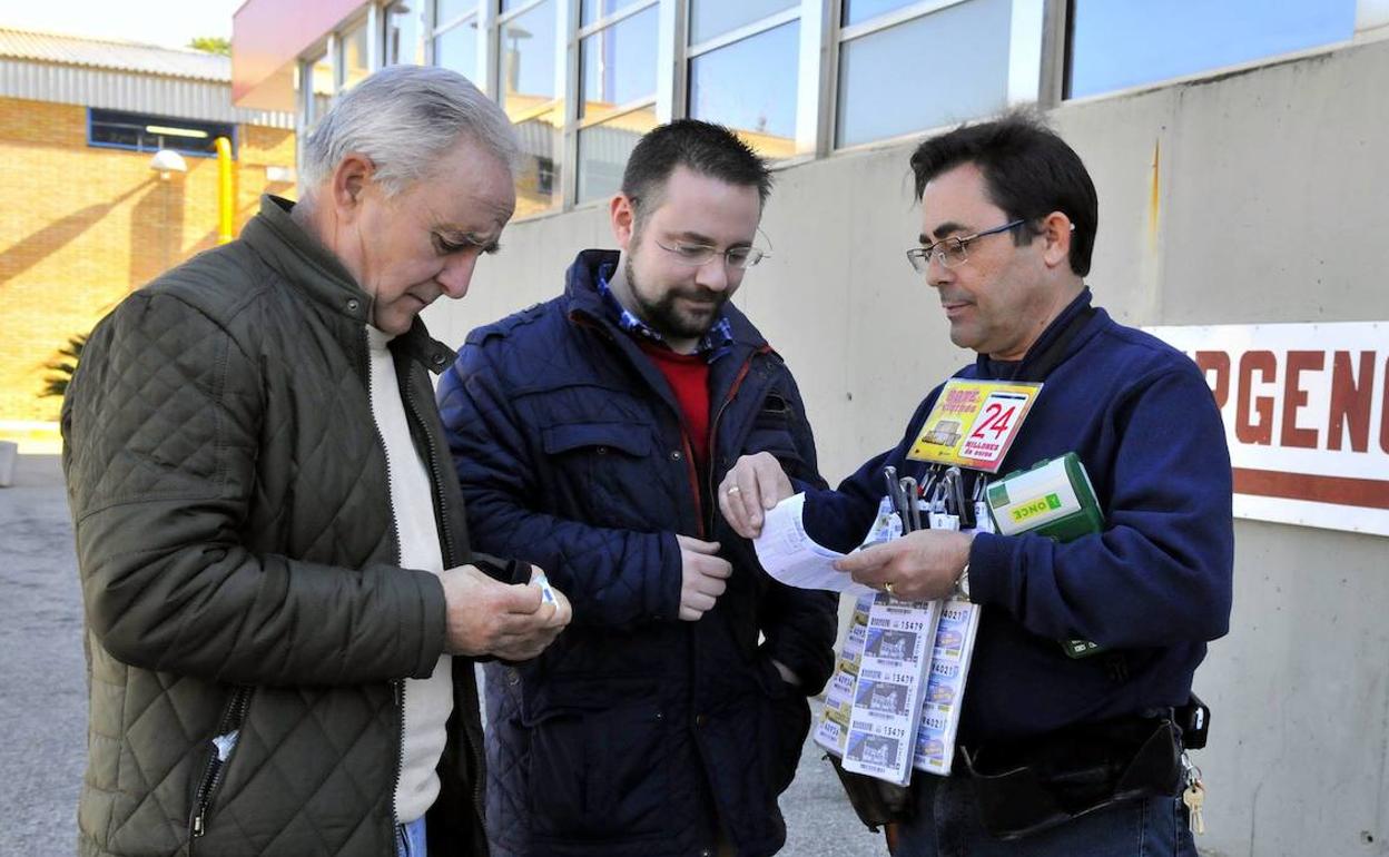 Un vendedor de la ONC vende cupones frente a la entrada de un hospital.