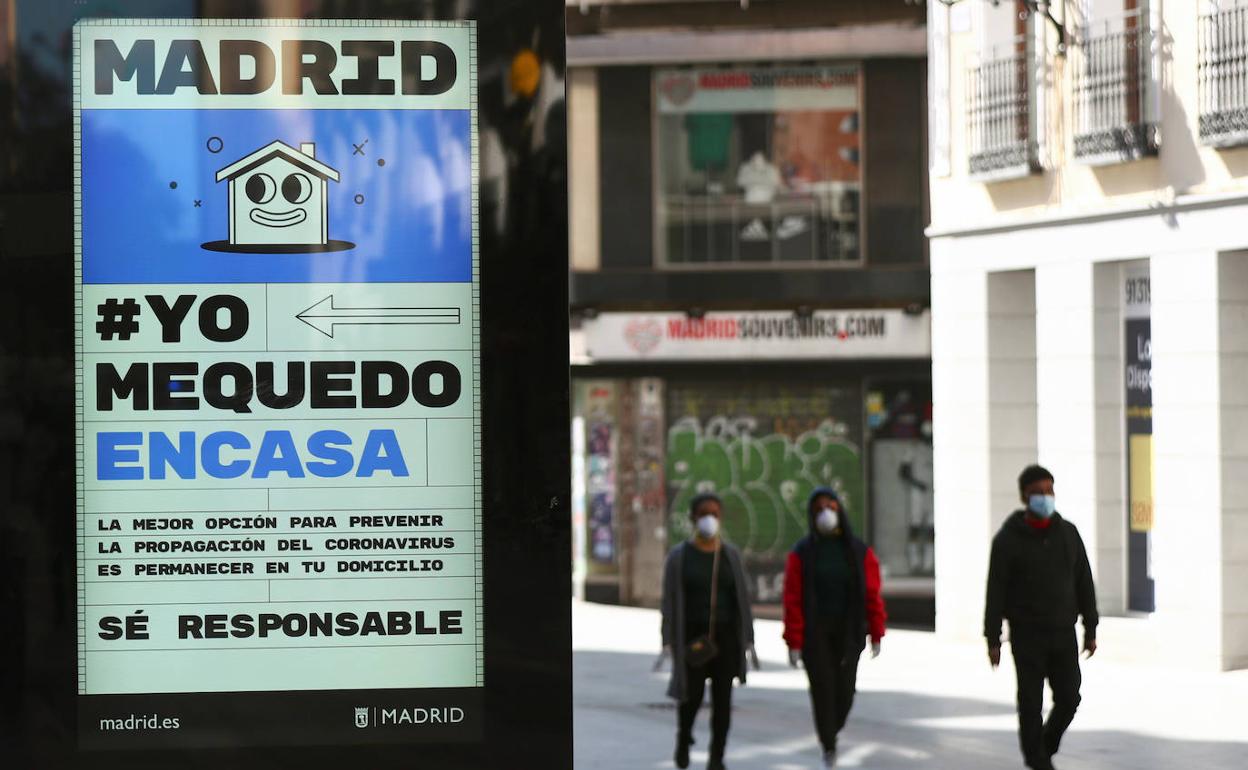 Pocas personas en las calles de Madrid. 