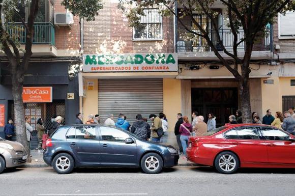 La Generalitat pide calma: «En los supermercados habrá alimentos los 15 días»