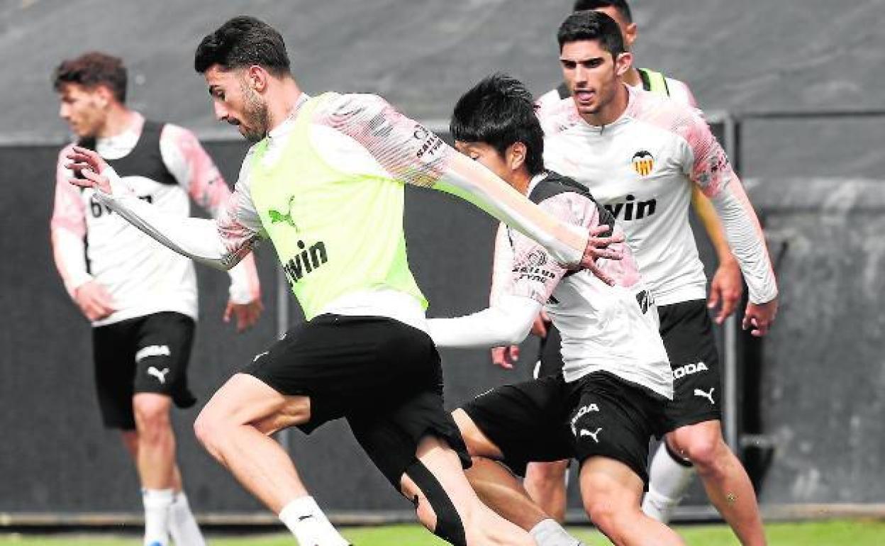 En la imagen, los jugadores del Valencia en un entrenamiento antes de que se decretara el parón