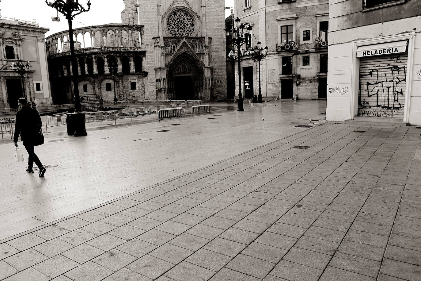 El Gobierno valenciano ha decretado el cierre a partir de las 24:00 horas de este viernes, de todos los bares, restaurantes y zonas de ocio para limitar la propagación y contagio del coronavirus. 