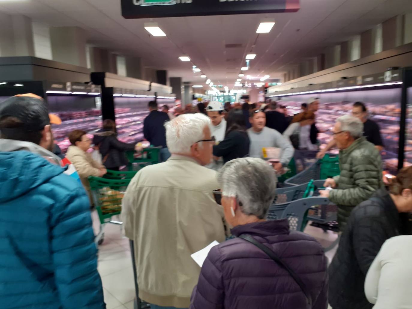 Sigue la avalancha de compras por el miedo a la pandemia del coronavirus. Los supermercados valencianos llevan ya varios días notando la falta puntual de productos como el agua embotellada, las pasta o el papel higiénico. Este sábado, multitud de tiendas y comercios de alimentación de Valencia han amanecido con largas colas de clientes esperando a la apertura de puertas. En la imagen, clientes en los pasillos de Mercadona de la provincia de Valencia.