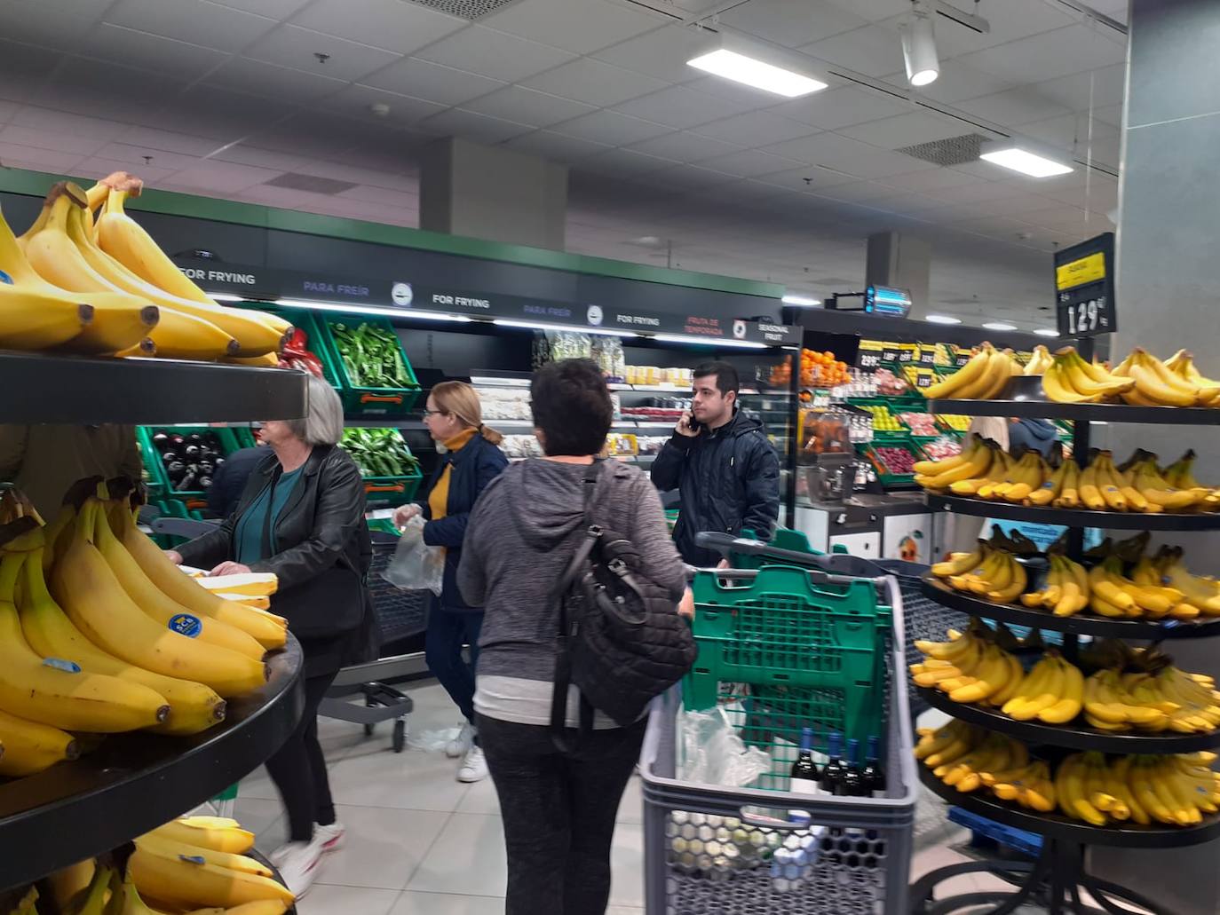 Sigue la avalancha de compras por el miedo a la pandemia del coronavirus. Los supermercados valencianos llevan ya varios días notando la falta puntual de productos como el agua embotellada, las pasta o el papel higiénico. Este sábado, multitud de tiendas y comercios de alimentación de Valencia han amanecido con largas colas de clientes esperando a la apertura de puertas. En la imagen, clientes en los pasillos de Mercadona de la provincia de Valencia.