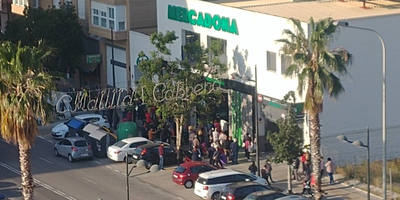 Sigue la avalancha de compras por el miedo a la pandemia del coronavirus. Los supermercados valencianos llevan ya varios días notando la falta puntual de productos como el agua embotellada, las pasta o el papel higiénico. Este sábado, multitud de tiendas y comercios de alimentación de Valencia han amanecido con largas colas de clientes esperando a la apertura de puertas. En la imagen, compradores esperan frente a las puertas de un Mercadona en Malilla.