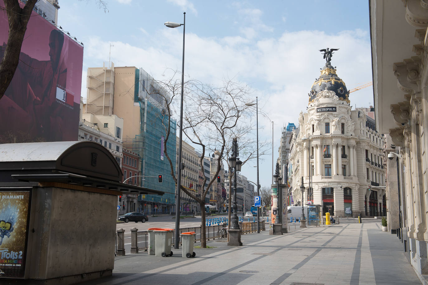 Las ciudades del país se han vaciado por la declaración de estado de alarma activada ante la crisis del coronavirus, cuyas cifras reflejan un aumento drástico del número de afectados en toda España. Los ciudadanos deben permanecer en sus casas y las principales vías de las autonomías españolas se han quedado completamente desérticas, un objetivo que deben vigilar los efectivos del Ejército en algunos puntos del mapa español. En la imagen, la Gran Vía de Madrid.