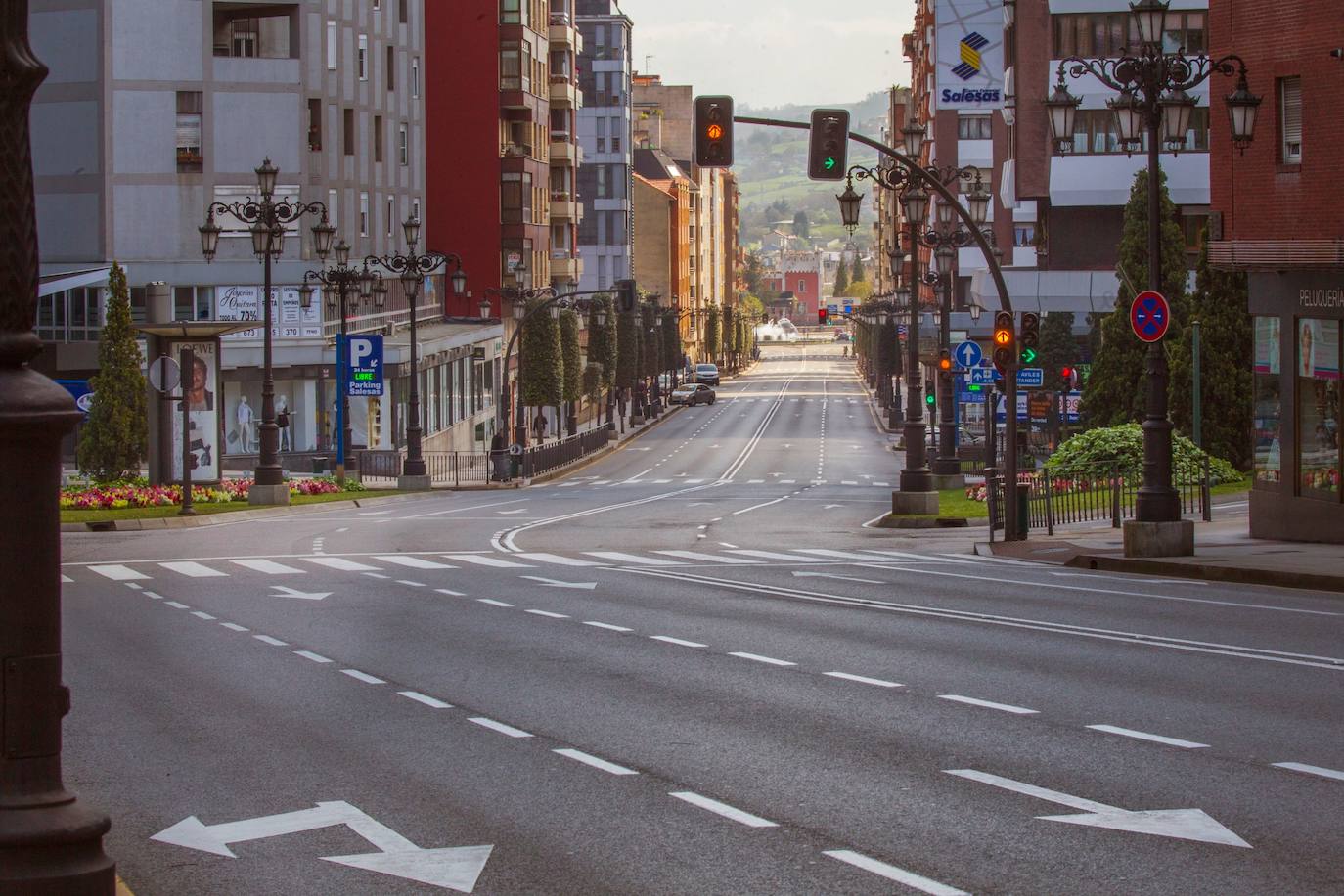 Las ciudades del país se han vaciado por la declaración de estado de alarma activada ante la crisis del coronavirus, cuyas cifras reflejan un aumento drástico del número de afectados en toda España. Los ciudadanos deben permanecer en sus casas y las principales vías de las autonomías españolas se han quedado completamente desérticas, un objetivo que deben vigilar los efectivos del Ejército en algunos puntos del mapa español. En la imagen, la calle General Elorza de Oviedo.