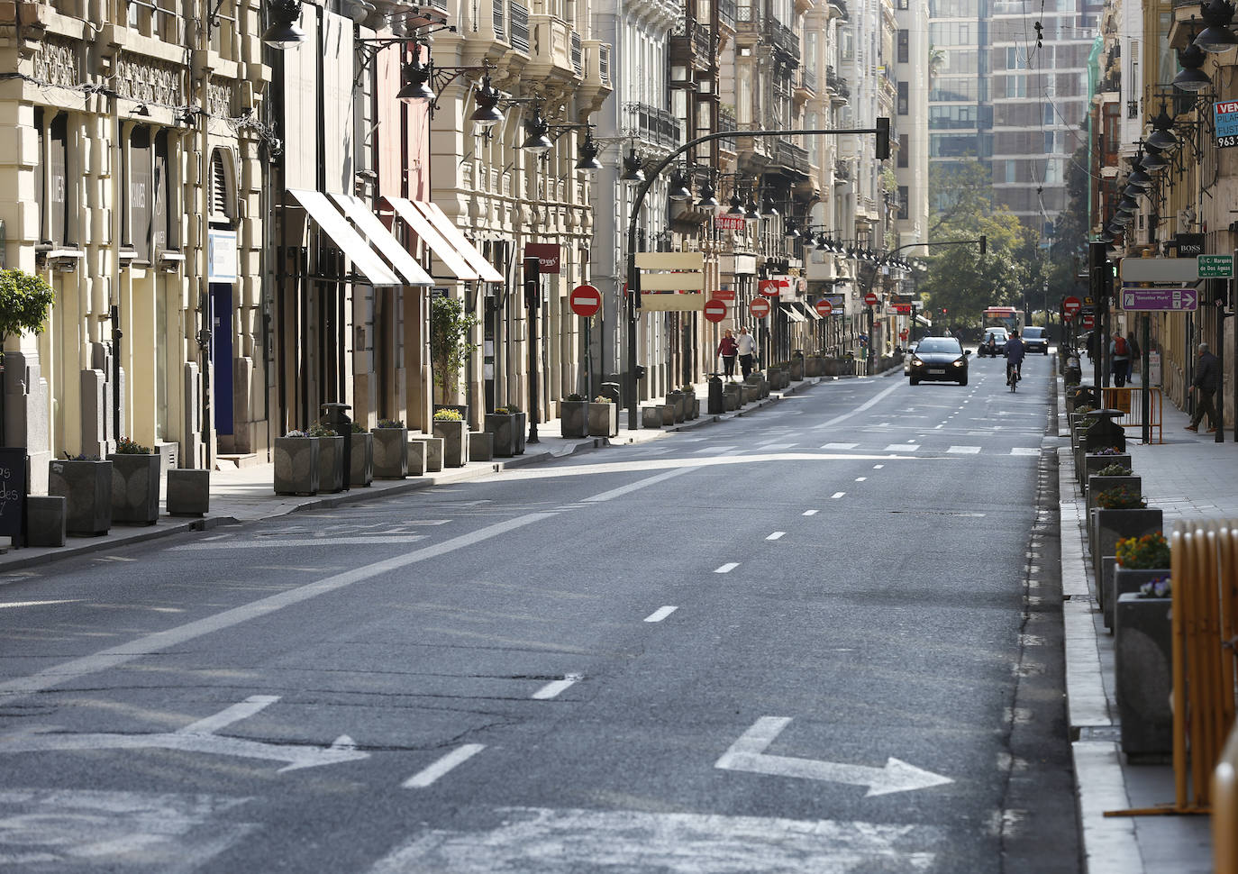 Las ciudades del país se han vaciado por la declaración de estado de alarma activada ante la crisis del coronavirus, cuyas cifras reflejan un aumento drástico del número de afectados en toda España. Los ciudadanos deben permanecer en sus casas y las principales vías de las autonomías españolas se han quedado completamente desérticas, un objetivo que deben vigilar los efectivos del Ejército en algunos puntos del mapa español. En la imagen, la calle de la Paz de Valencia.