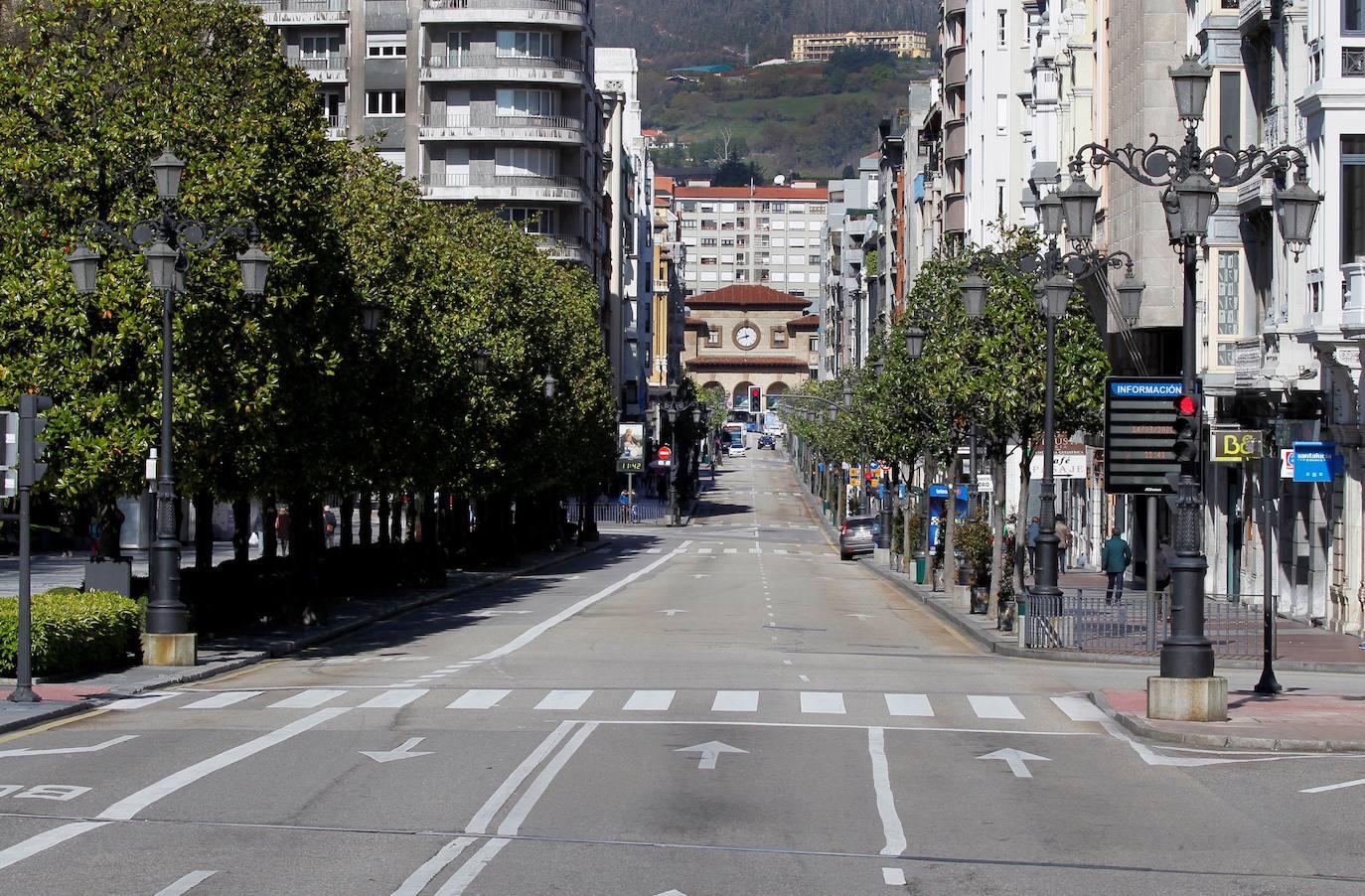 Las ciudades del país se han vaciado por la declaración de estado de alarma activada ante la crisis del coronavirus, cuyas cifras reflejan un aumento drástico del número de afectados en toda España. Los ciudadanos deben permanecer en sus casas y las principales vías de las autonomías españolas se han quedado completamente desérticas, un objetivo que deben vigilar los efectivos del Ejército en algunos puntos del mapa español. En la imagen, la calle Uria de Oviedo.