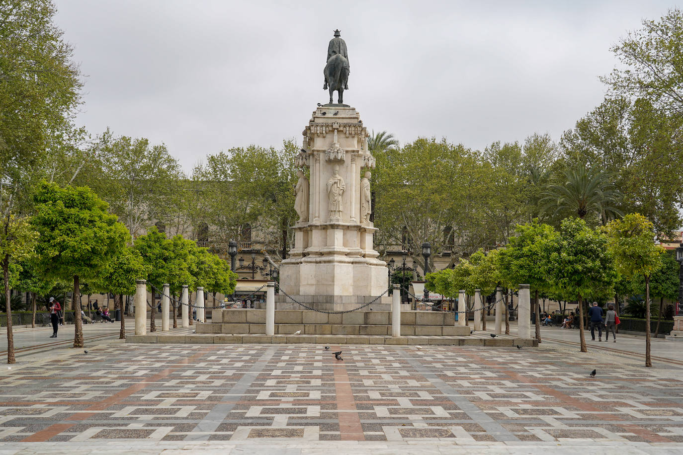 Las ciudades del país se han vaciado por la declaración de estado de alarma activada ante la crisis del coronavirus, cuyas cifras reflejan un aumento drástico del número de afectados en toda España. Los ciudadanos deben permanecer en sus casas y las principales vías de las autonomías españolas se han quedado completamente desérticas, un objetivo que deben vigilar los efectivos del Ejército en algunos puntos del mapa español. En la imagen, la Plaza Nueva de Sevilla.