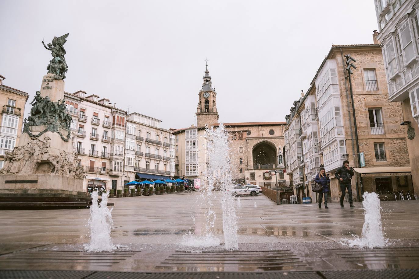 Las ciudades del país se han vaciado por la declaración de estado de alarma activada ante la crisis del coronavirus, cuyas cifras reflejan un aumento drástico del número de afectados en toda España. Los ciudadanos deben permanecer en sus casas y las principales vías de las autonomías españolas se han quedado completamente desérticas, un objetivo que deben vigilar los efectivos del Ejército en algunos puntos del mapa español. En la imagen, el centro de Vitoria.