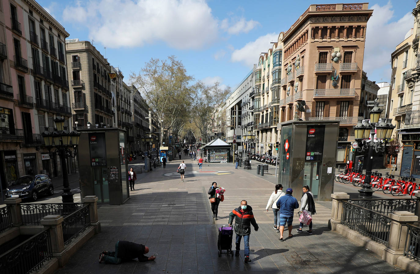 Las ciudades del país se han vaciado por la declaración de estado de alarma activada ante la crisis del coronavirus, cuyas cifras reflejan un aumento drástico del número de afectados en toda España. Los ciudadanos deben permanecer en sus casas y las principales vías de las autonomías españolas se han quedado completamente desérticas, un objetivo que deben vigilar los efectivos del Ejército en algunos puntos del mapa español. En la imagen, las Ramblas de Barcelona.