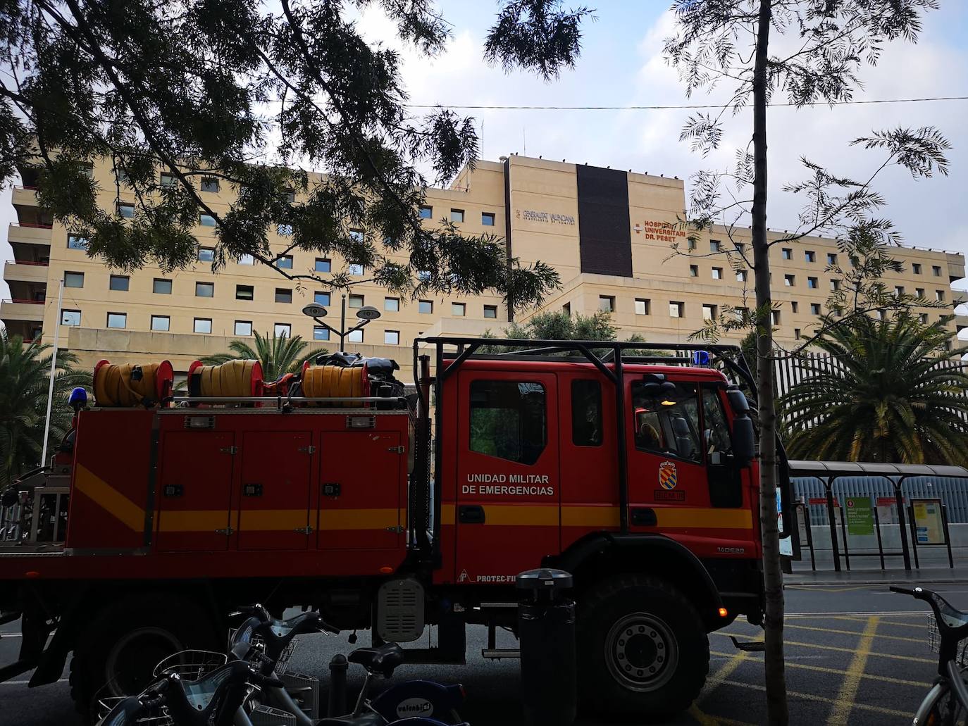 La Unidad Militar de Emergencia (UME) ha comenzado este domingo a realizar «reconocimiento previos» en siete ciudades donde puede haber mayor riesgo de propagación del virus, como Valencia, donde los militares vigilan ya las calles del centro de la ciudad para evitar más contagios entre la población valenciana. 