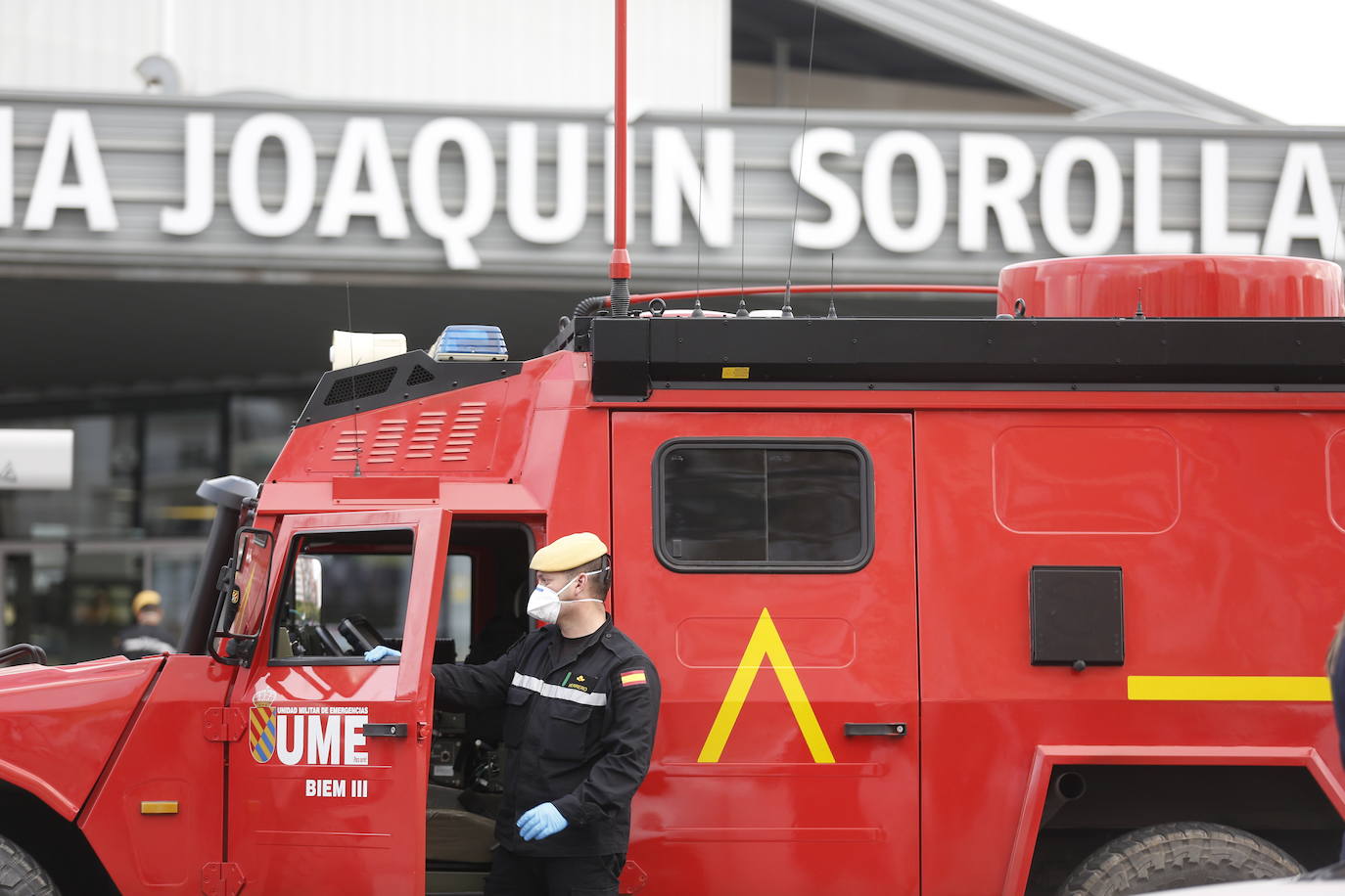 La Unidad Militar de Emergencia (UME) ha comenzado este domingo a realizar «reconocimiento previos» en siete ciudades donde puede haber mayor riesgo de propagación del virus, como Valencia, donde los militares vigilan ya las calles del centro de la ciudad para evitar más contagios entre la población valenciana. 