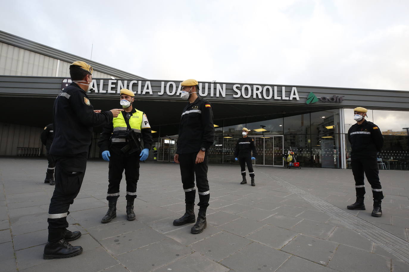 La Unidad Militar de Emergencia (UME) ha comenzado este domingo a realizar «reconocimiento previos» en siete ciudades donde puede haber mayor riesgo de propagación del virus, como Valencia, donde los militares vigilan ya las calles del centro de la ciudad para evitar más contagios entre la población valenciana. 