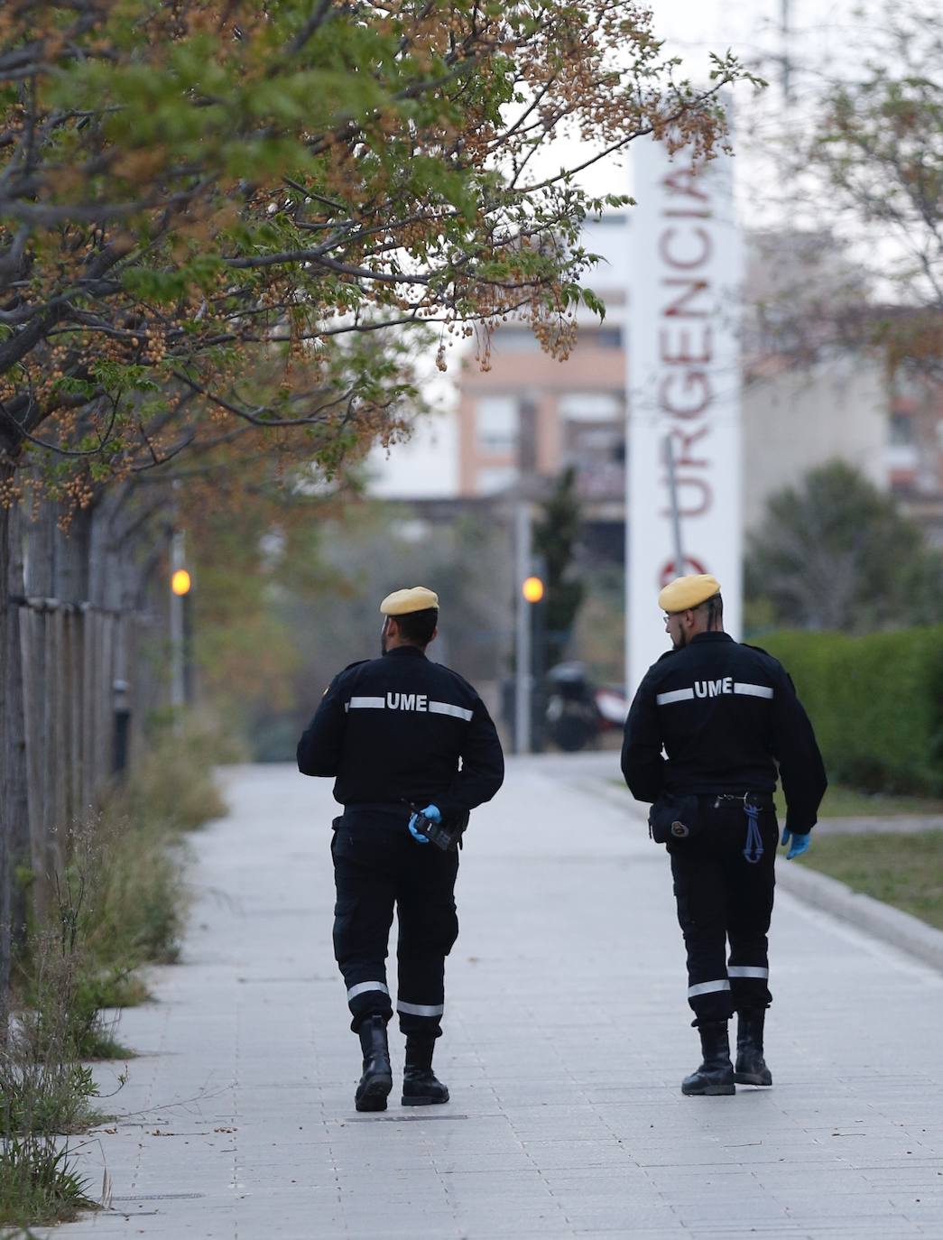 La Unidad Militar de Emergencia (UME) ha comenzado este domingo a realizar «reconocimiento previos» en siete ciudades donde puede haber mayor riesgo de propagación del virus, como Valencia, donde los militares vigilan ya las calles del centro de la ciudad para evitar más contagios entre la población valenciana. 