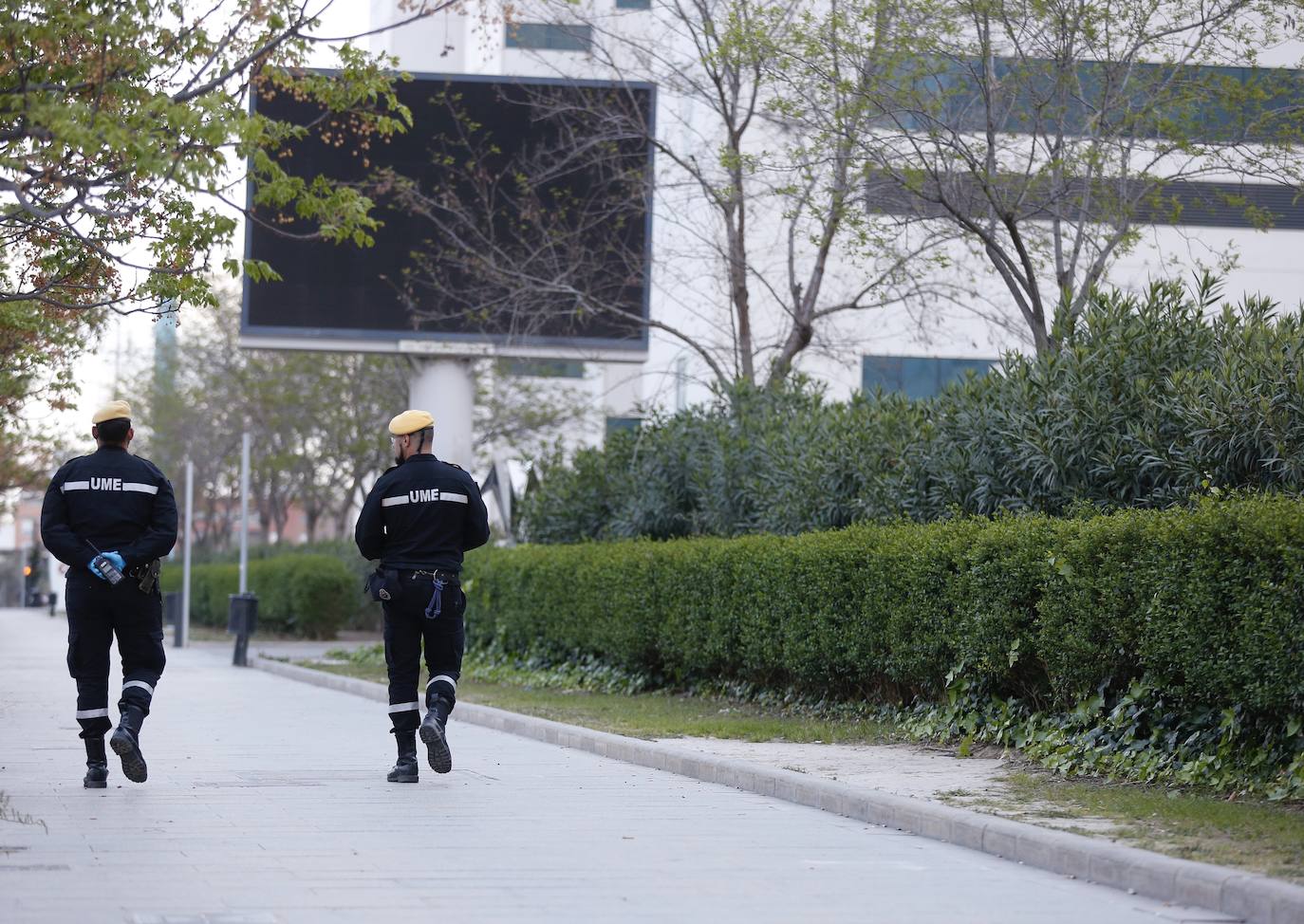 La Unidad Militar de Emergencia (UME) ha comenzado este domingo a realizar «reconocimiento previos» en siete ciudades donde puede haber mayor riesgo de propagación del virus, como Valencia, donde los militares vigilan ya las calles del centro de la ciudad para evitar más contagios entre la población valenciana. 