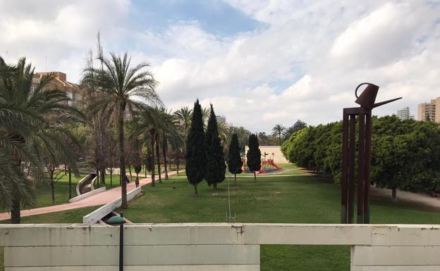 La policía local de Valencia cierra todos los accesos a los jardines del cauce del río Turia