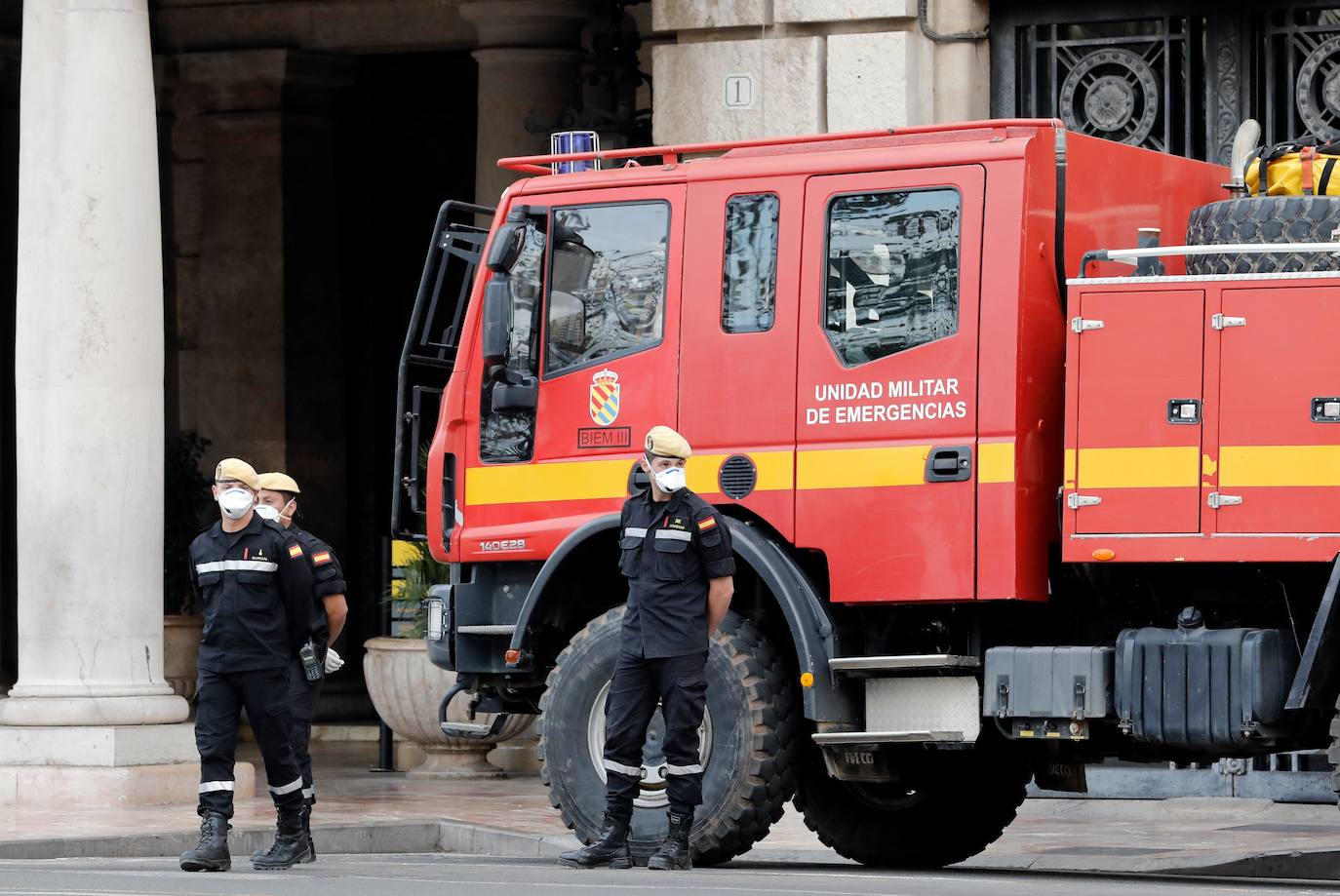 La Unidad Militar de Emergencia (UME) ha comenzado este domingo a realizar «reconocimiento previos» en siete ciudades donde puede haber mayor riesgo de propagación del virus, como Valencia, donde los militares vigilan ya las calles del centro de la ciudad para evitar más contagios entre la población valenciana. 