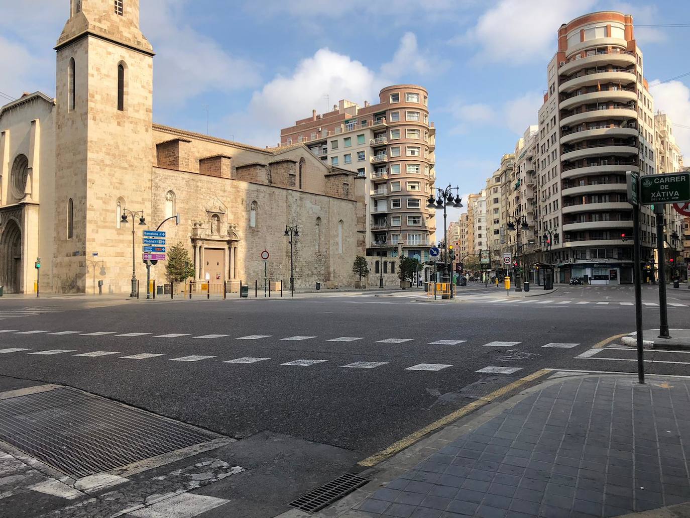 El nuevo escenario de alerta por el coronavirus provoca que las calles y plazas queden desiertas