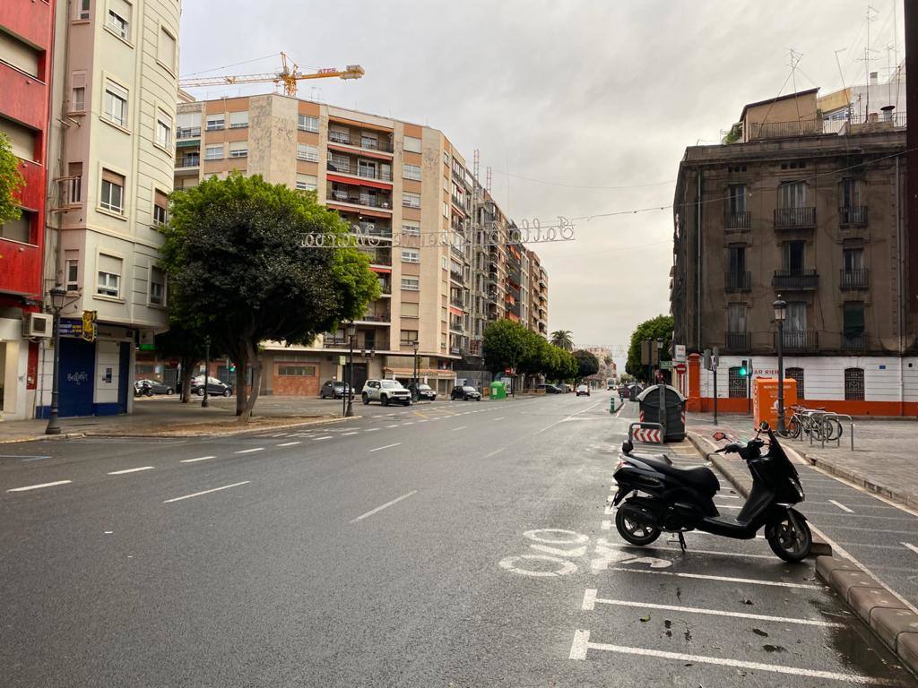 Sin coches ni gente en las arterias principales de la ciudad de Valencia.