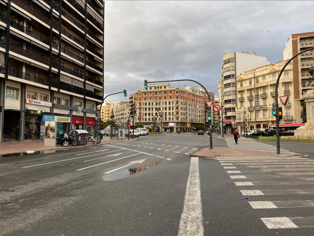 Sin coches ni gente en las arterias principales de la ciudad de Valencia.