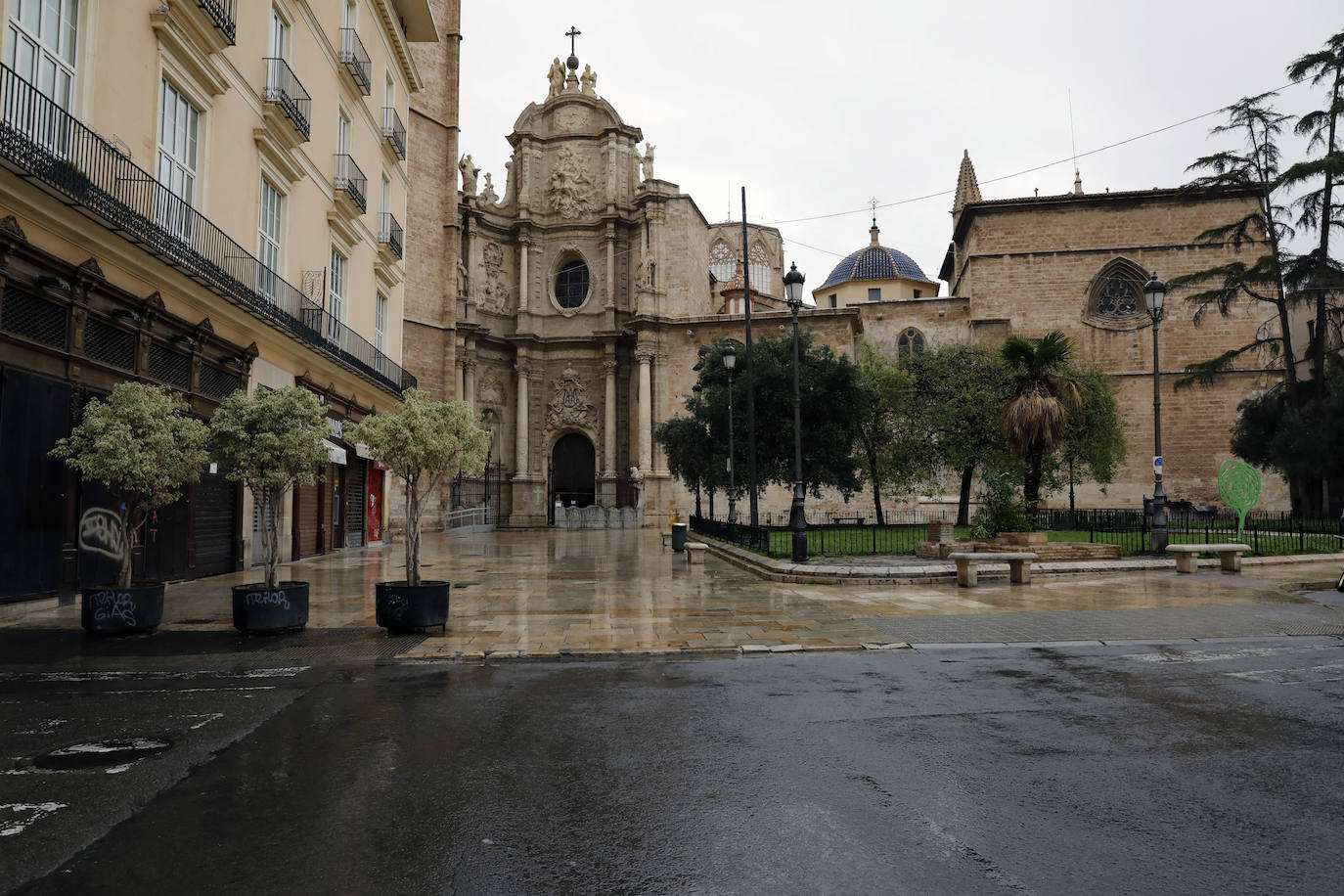 Lunes 16 de marzo. Ausencia total de personas en las inmediaciones de la plaza.