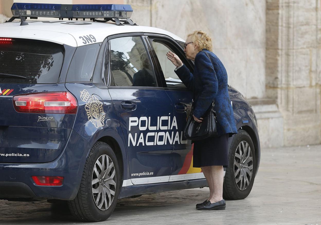 Una mujer habla con un agente.