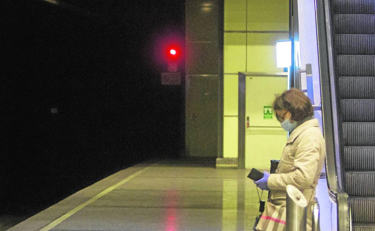 Una ciudadana espera el metro, ayer, para acudir a su puesto de trabajo en Valencia. 