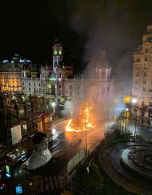 Imagen secundaria 2 - La cremà de la falla municipal.