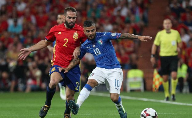 Carvajal trata de robar la pelota a Insigne en un partido entre España e Italia. 