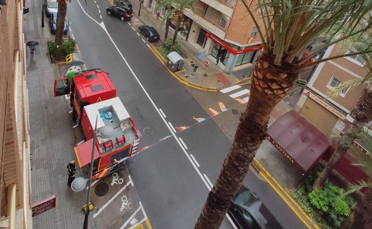 Efectivos de la UME realizando trabajos de desinfección.