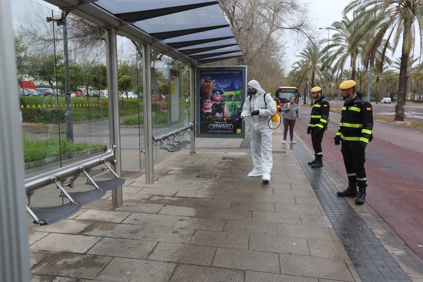 Efectivos de la Unidad Militar de Emergencias (UME) compuesta por un total de 113 personas y equipadas con 17 autobombas están desinfectando desde primera hora de este lunes varias infrestructuras críticas de la ciudad de Valencia, entre ellas las estaciones ferroviarias, el aeropuerto o las principales paradas de metro y bus. 