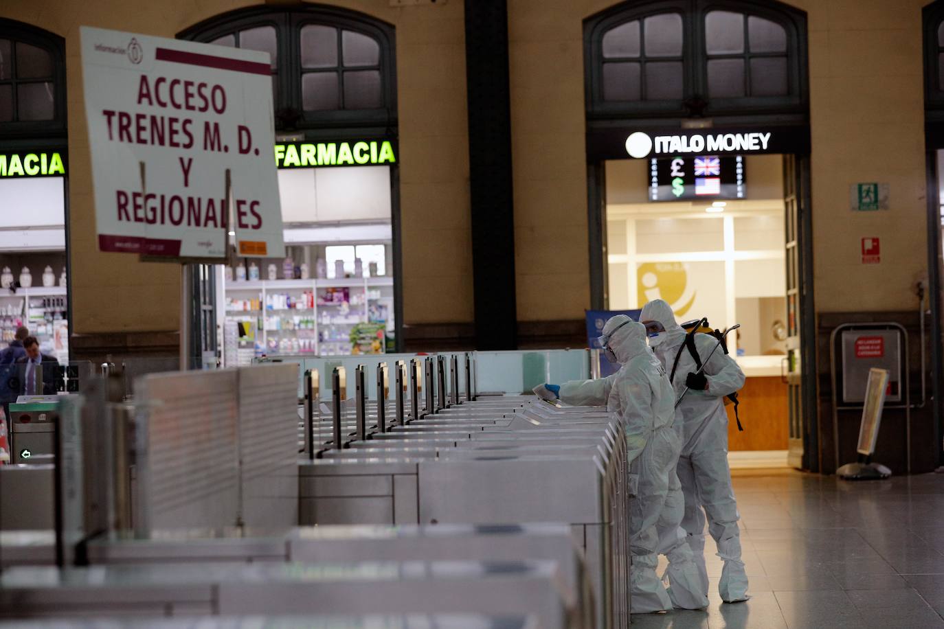 Miembros de la Unidad Militar de Emergencias (UME) han comenzado este lunes en Valencia a desinfectar la estación de Renfe.