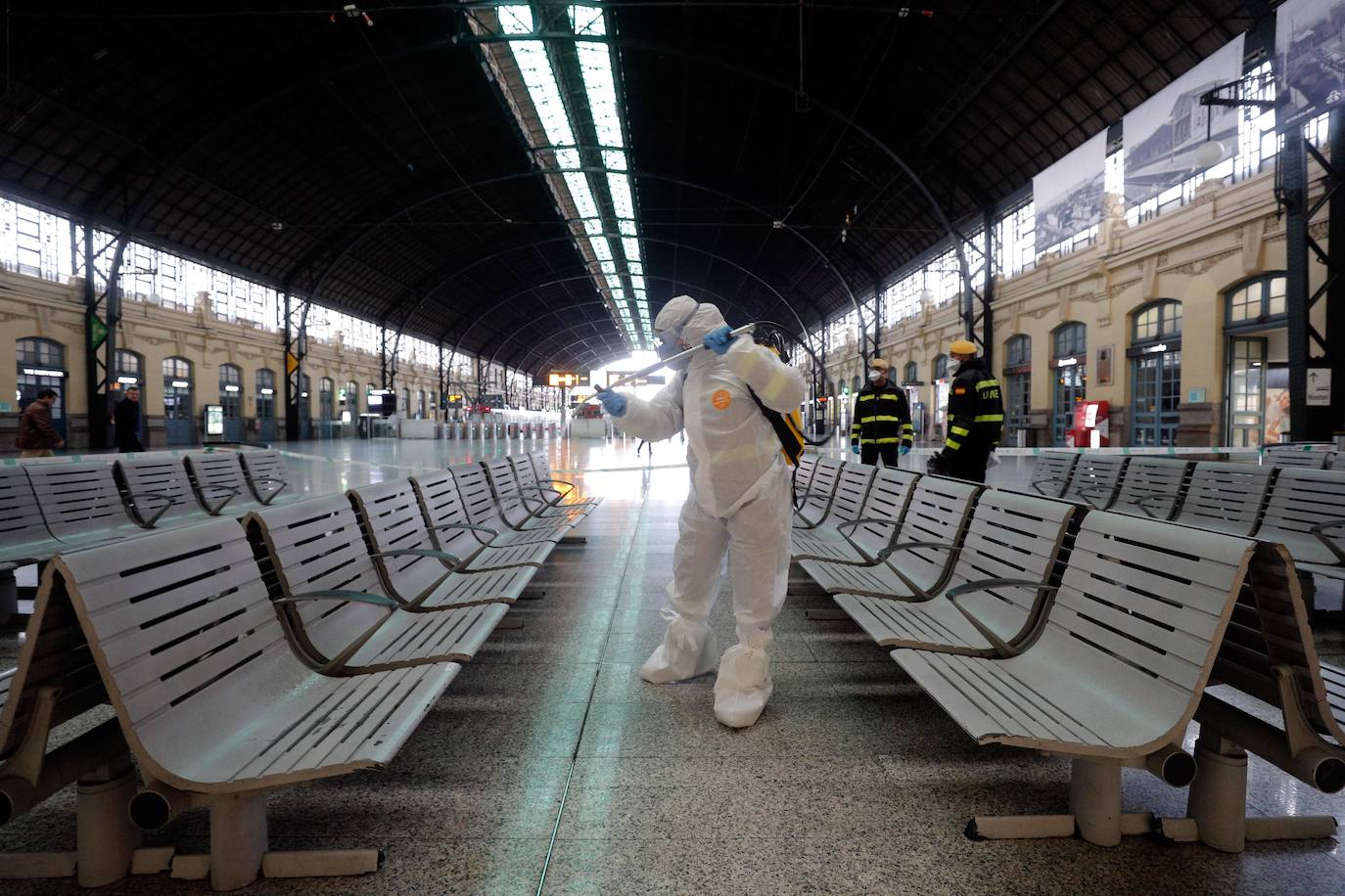 Miembros de la Unidad Militar de Emergencias (UME) han comenzado este lunes en Valencia a desinfectar la estación de Renfe.