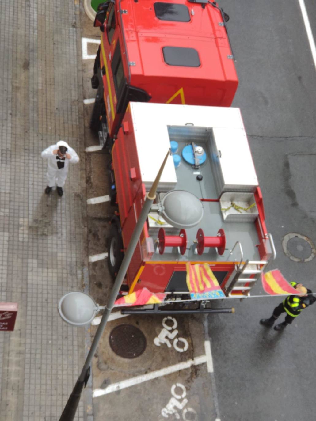 La Unidad Militar de Emergencias (UME) ha estado trabajando esta mañana en Torrent, desinfectando calles. 