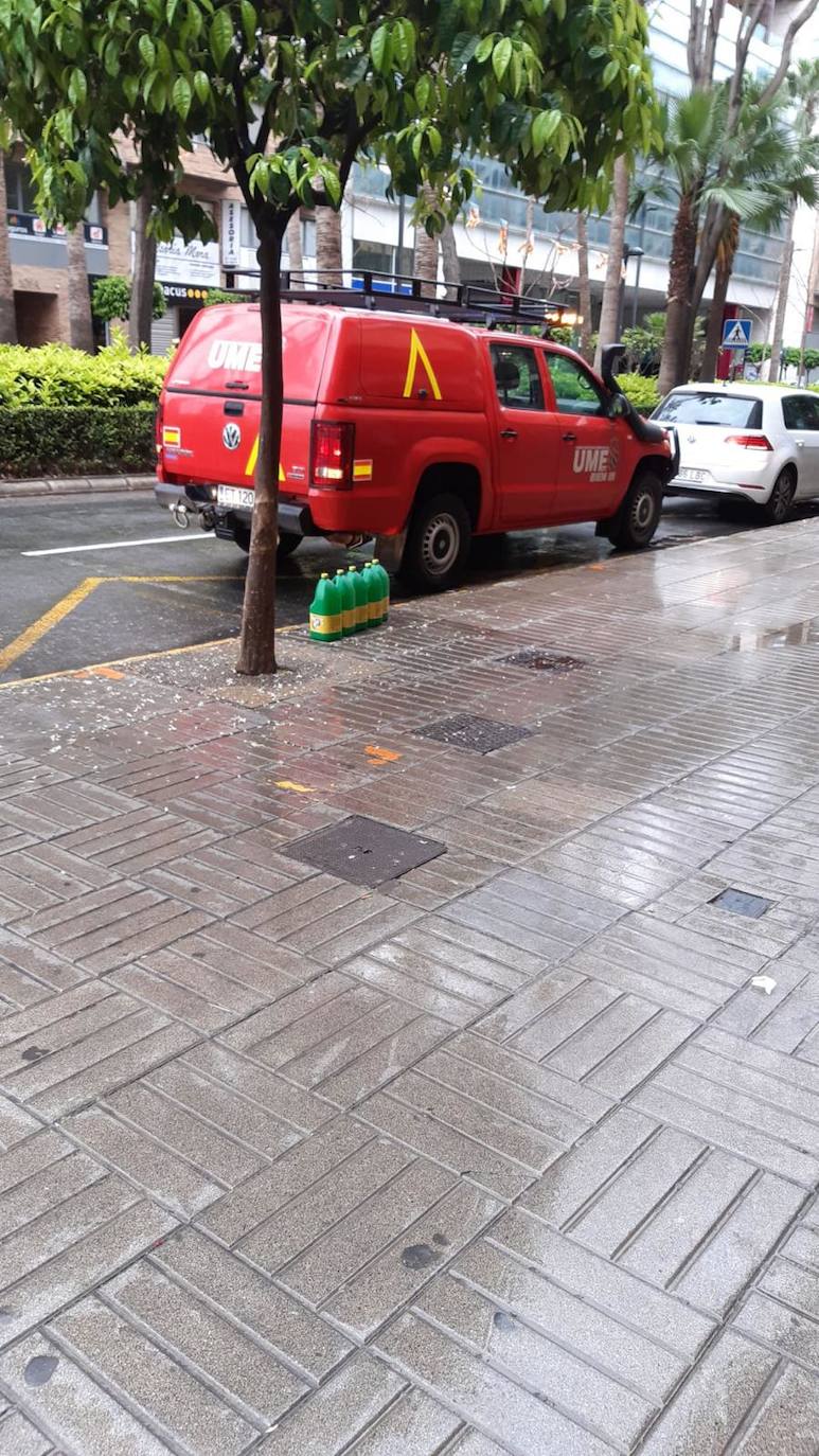 La Unidad Militar de Emergencias (UME) ha estado trabajando esta mañana en Torrent, desinfectando calles. 