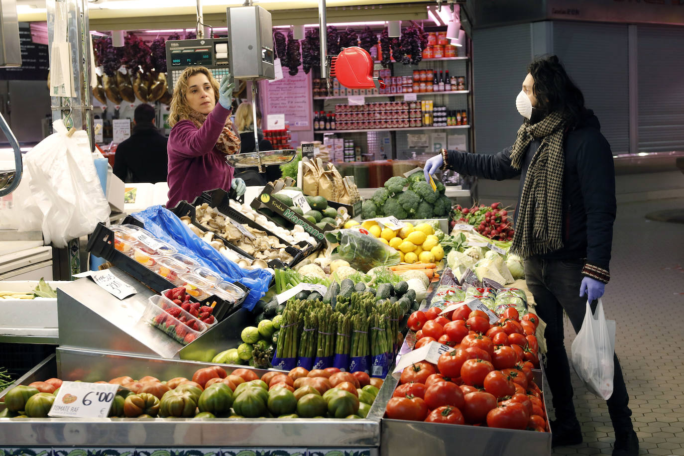 Las tiendas ofertan su género ante los pocos clientes que han acudido.