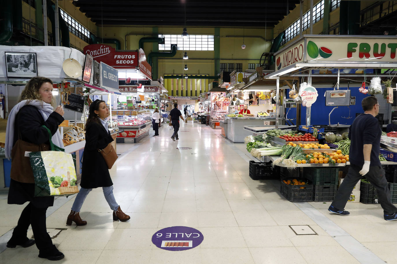 Las tiendas ofertan su género ante los pocos clientes que han acudido.